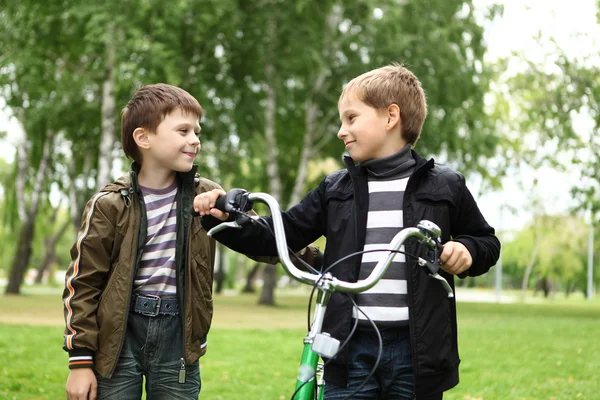Хлопчик на велосипеді в зеленому парку — стокове фото