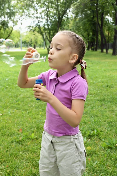 在公园吹泡泡的小女孩 — 图库照片