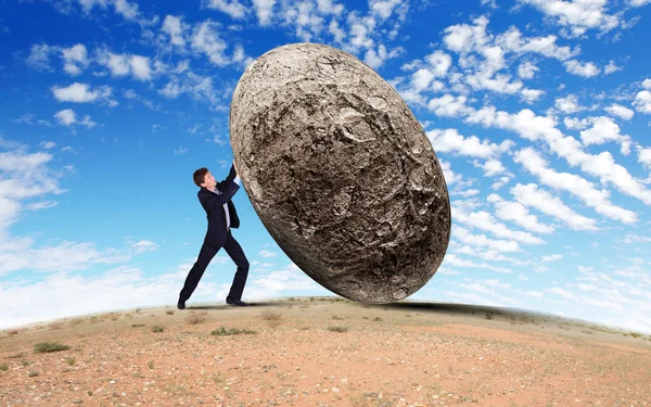 A hatalmas követ üzletember — Stock Fotó