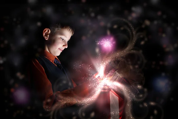Dziecko otwarcie magiczne pudełko — Zdjęcie stockowe