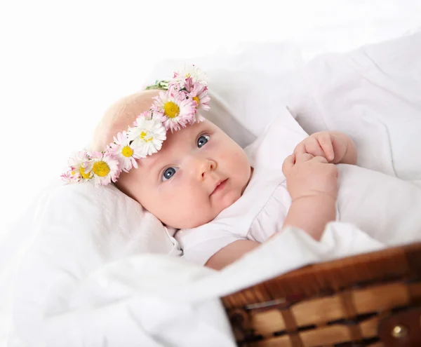 Πορτρέτο του ένα μωρό κορίτσι με ένα στεφάνι από λουλούδια — Φωτογραφία Αρχείου