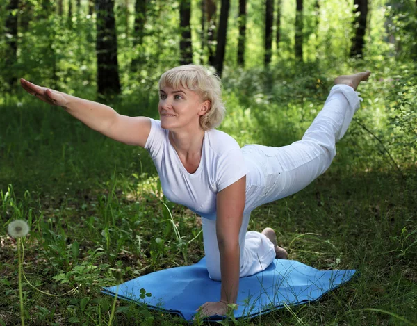 一位老年妇女练瑜伽 — 图库照片