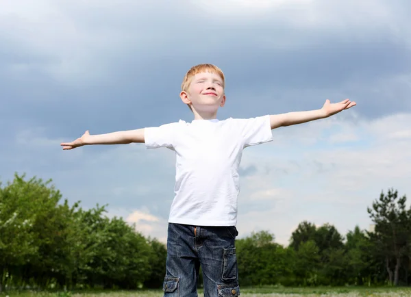 Litlle хлопчик на відкритому повітрі — стокове фото