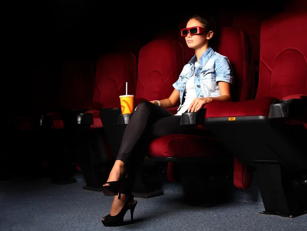 Fiatal lány a moziban — Stock Fotó