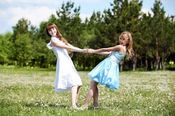 Δύο κορίτσια παίζουν στο πάρκο. — Φωτογραφία Αρχείου