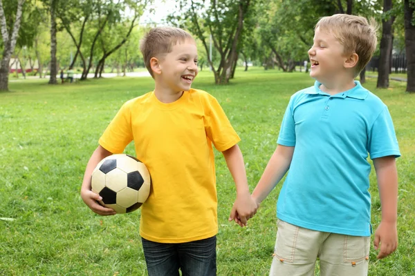Zwei Jungen im Park — Stockfoto