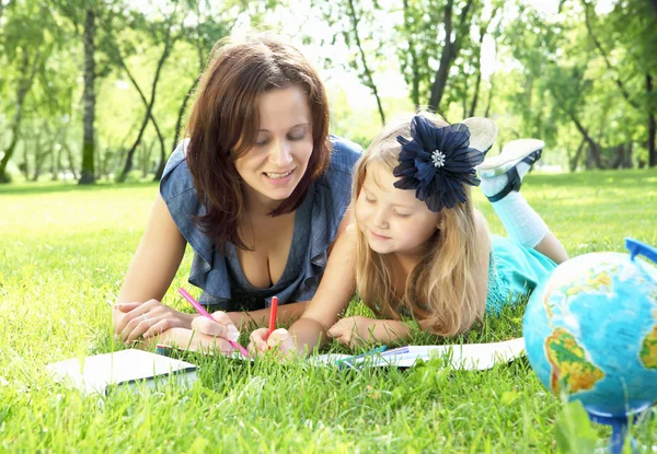 Portrait of mother and daughter in the park — Stock Photo, Image