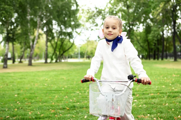Dziewczyna na rowerze w parku Zielona — Zdjęcie stockowe