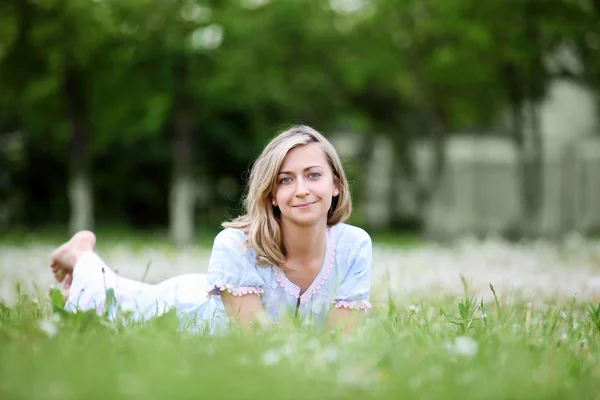 Jeune femme blonde dans le parc — Photo