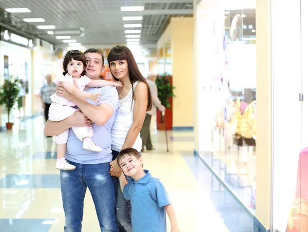 Joven familia haciendo compras — Foto de Stock