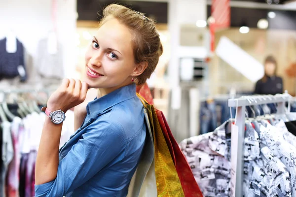 Vrouw in een winkel kleding kopen — Stockfoto