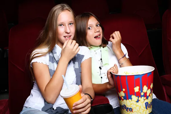 Deux jeunes filles regardant au cinéma — Photo