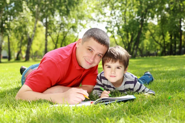 Отец с сыном в парке — стоковое фото