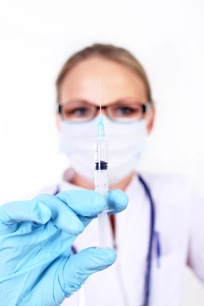 Mladá žena lékař s injekční stříkačkou — Stock fotografie