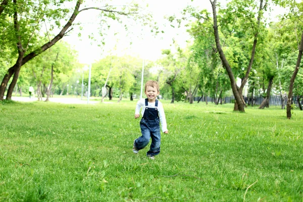 Portré egy fiúról a parkban — Stock Fotó
