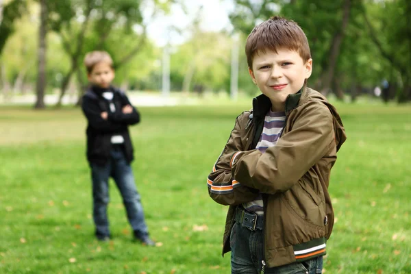 男孩与一位朋友在绿色公园 — 图库照片