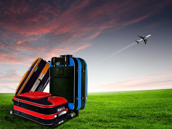 Czerwoną walizkę i samolot — Zdjęcie stockowe