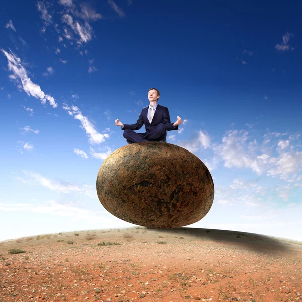 Empresario rodando una piedra gigante — Foto de Stock