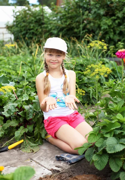 Niña jardinería en el verano —  Fotos de Stock