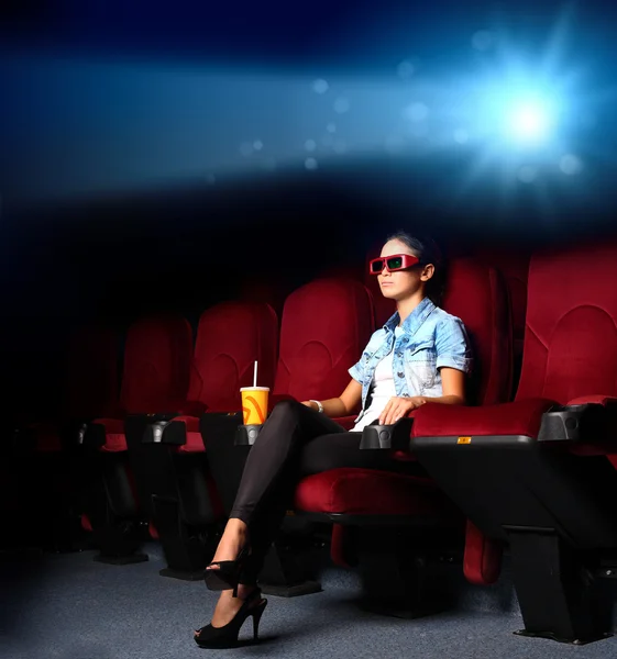 Mladá dívka v kině — Stock fotografie