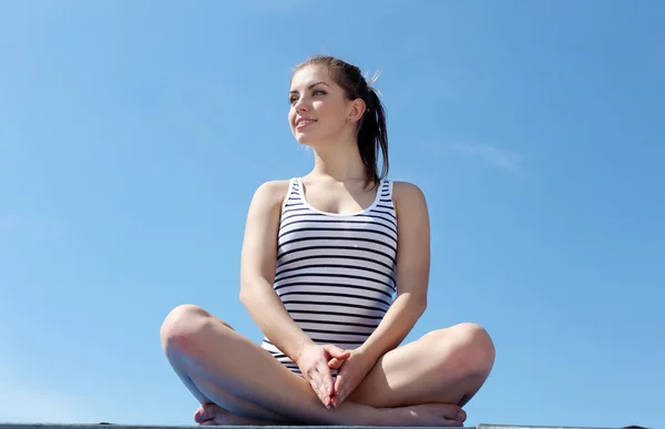 Portrait of a young woman doing exercises — Stock Photo, Image