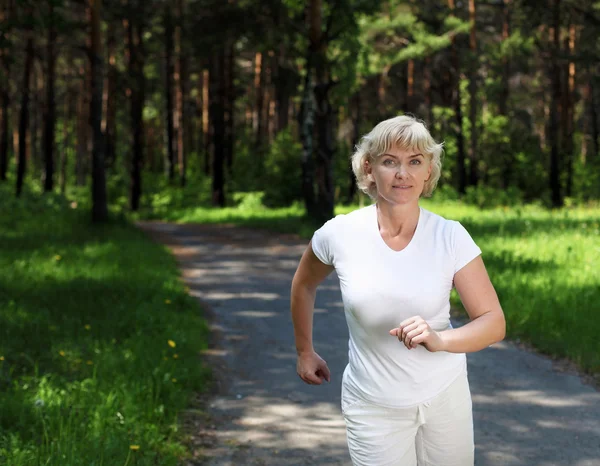 A la anciana le gusta correr en el parque. — Foto de Stock