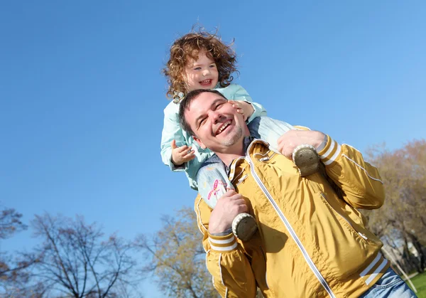 Litlle girl with father in the park — Stock Photo, Image