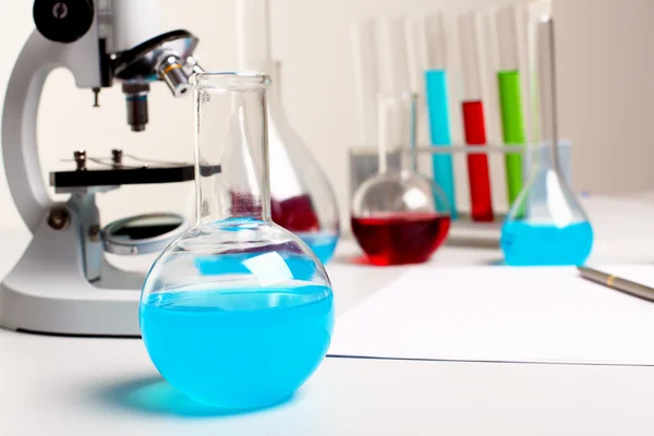 Apparecchiature di laboratorio di chimica o biologia — Foto Stock