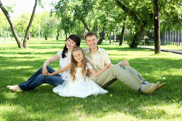 Rodzina razem w parku — Zdjęcie stockowe