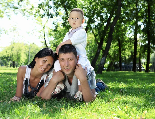 Família juntos no parque de verão — Fotografia de Stock
