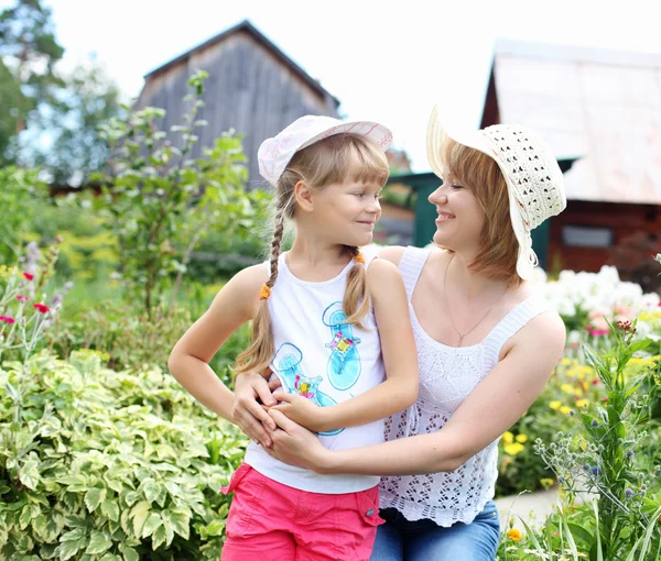 Matka i córka razem ogrodnictwo — Zdjęcie stockowe