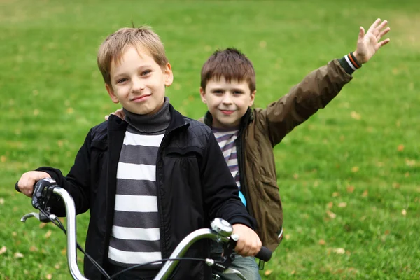 Мальчик на велосипеде в зеленом парке — стоковое фото