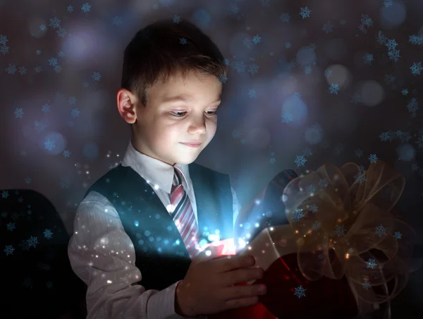 Bambino che apre una scatola regalo magica — Foto Stock