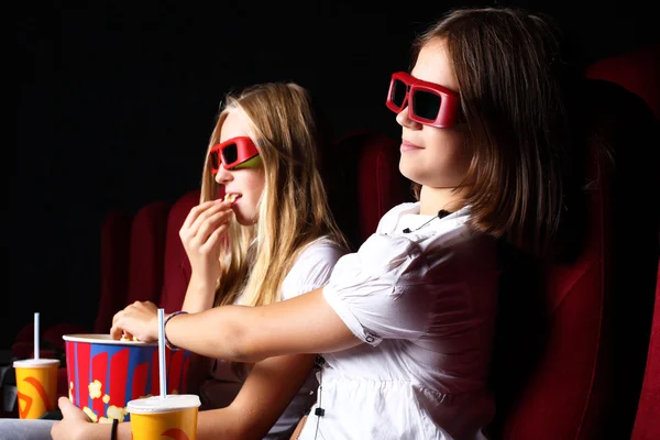 Две молодые девушки смотрят кино — стоковое фото