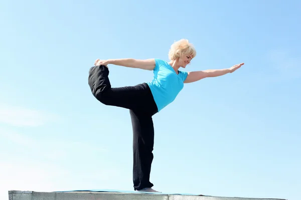 Retrato de una mujer mayor haciendo yoga —  Fotos de Stock