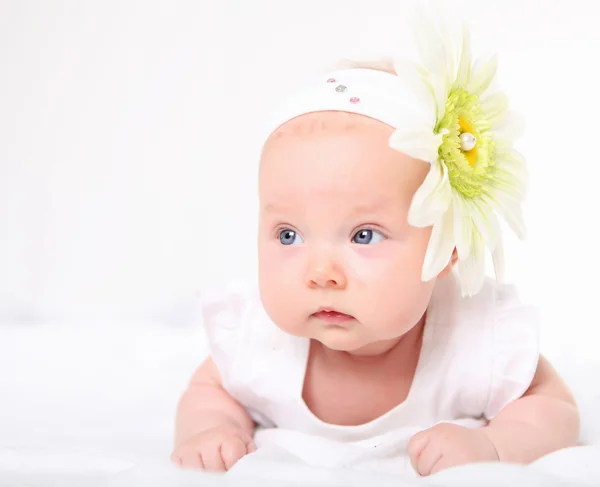 Πορτρέτο του ένα μωρό κορίτσι με ένα λουλούδι στο κεφάλι της — Φωτογραφία Αρχείου