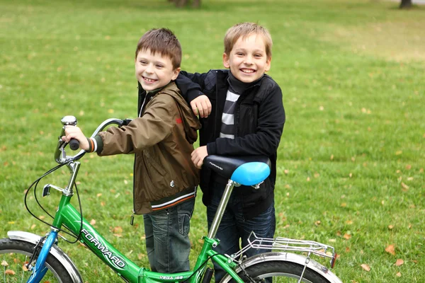 Хлопчик на велосипеді в зеленому парку — стокове фото