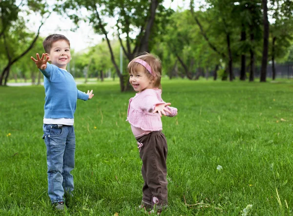 Hermana feliz y hermano al aire libre —  Fotos de Stock