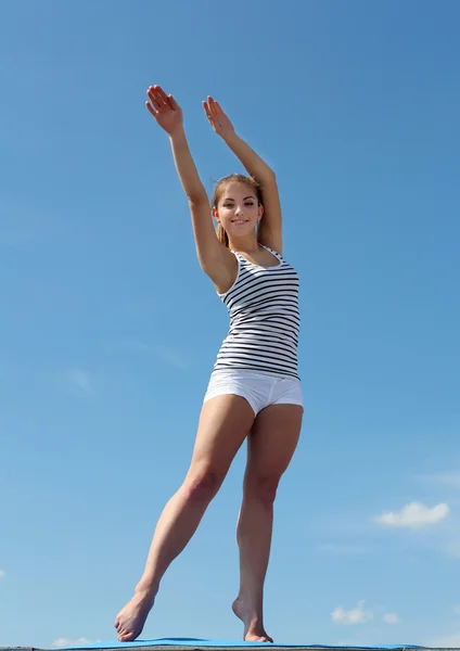 Egzersizleri yapıyor bir genç kadının portresi — Stok fotoğraf