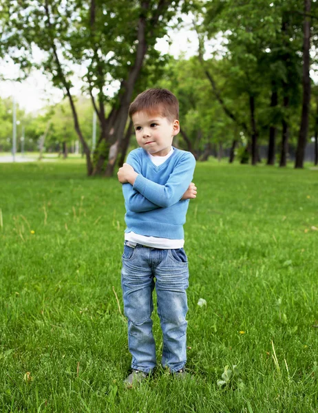 Ritratto di un bambino all'aperto — Foto Stock