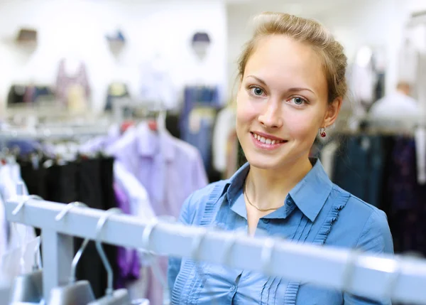 Жінка в магазині купує одяг — стокове фото