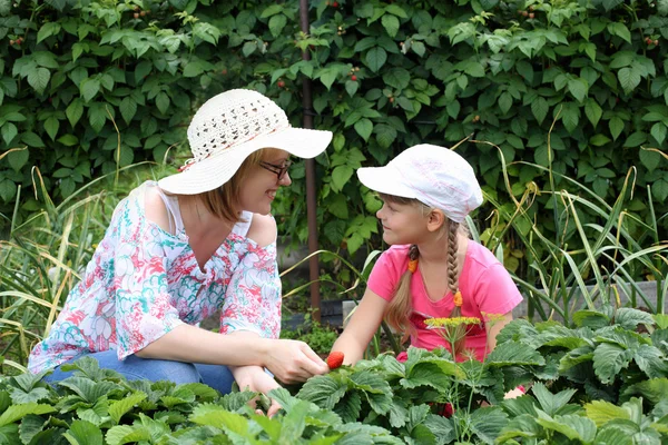 Mor och dotter trädgårdsskötsel tillsammans — Stockfoto