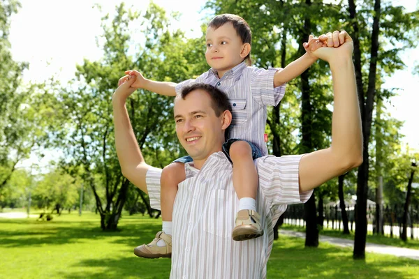 Far med sin son i parken — Stockfoto