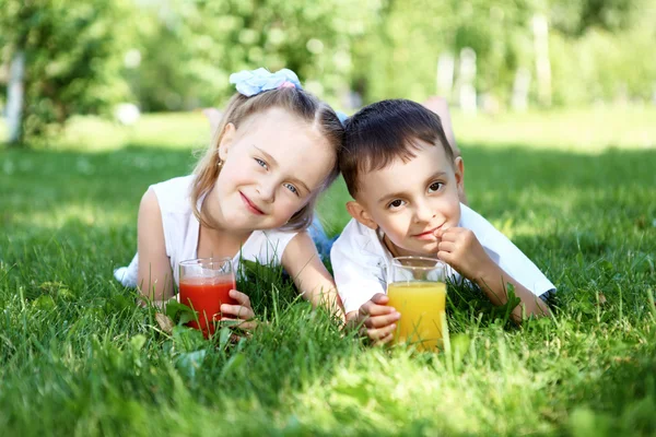 Lilla bror och syster i sommaren park — Stockfoto