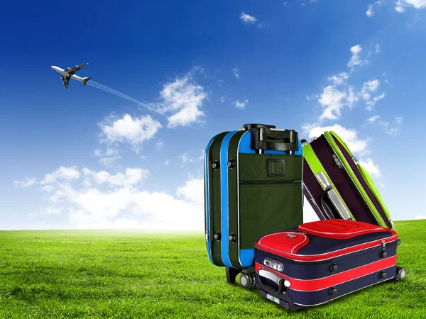 Czerwoną walizkę i samolot — Zdjęcie stockowe