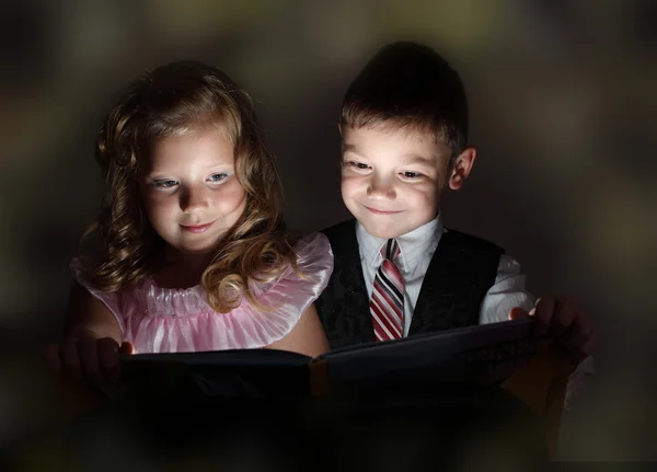 Kinder öffnen eine magische Geschenkbox — Stockfoto