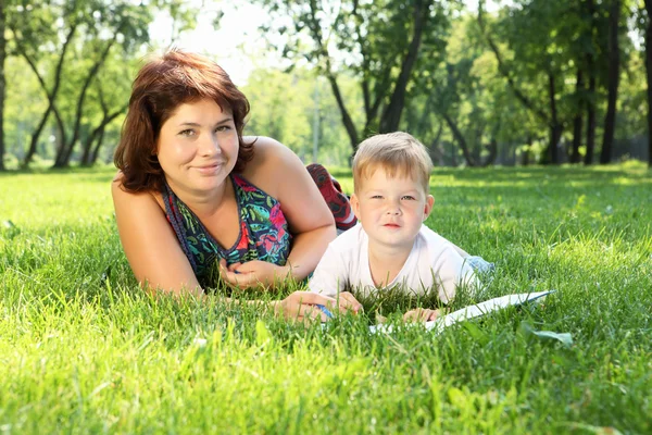 공원에서 작은 아들 가진 어머니 — 스톡 사진