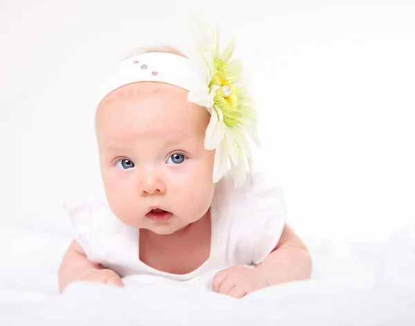 Ritratto di bambina con un fiore in testa — Foto Stock