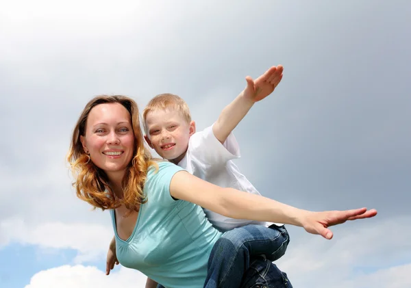 Мать с сыном на открытом воздухе — стоковое фото