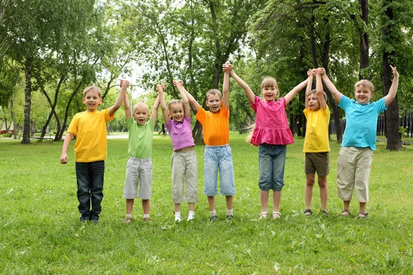 공원에 있는 일단의 어린이들 — 스톡 사진